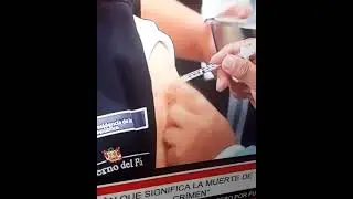 Президента Перу колят вакциной от Ковид