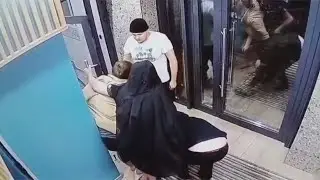 Пацаны вырвали дверь в подъезде