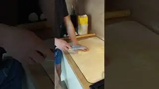 Мастер режет тонкую лапшу