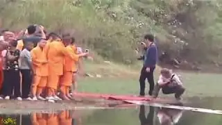 Шаолиньский монах ходит по воде
