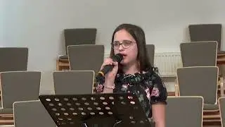 Стих и Песня  о Маме на украинском языке исполняет Каролина.
