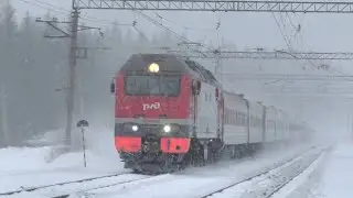 ЭП2К-082 с дополнительным пассажирским поездом Екатеринбург — Москва