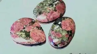 Эвдиалит овальной и каплевидной формы