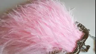 Розовая сумочка из перьев страуса