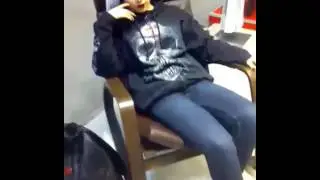 Девушка качается