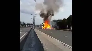 Авария на мкаде. горит тесла