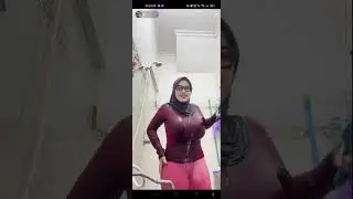 Tante hijab pulen kacamata mandi sambil live tiktok