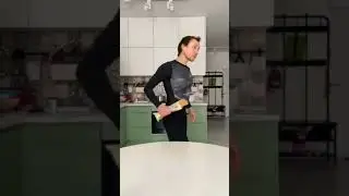 Тот самый чувак, который уже целую неделю... нет, даже две, ходит в качалку