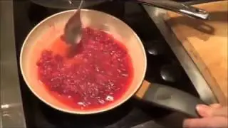 Жареный камамбер с пряной грушей и соусом из клюквы