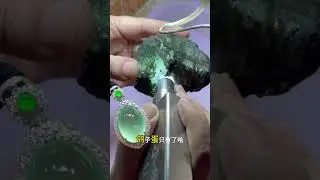 灵猴献瑞春潮涌，万紫千红锦绣年.
