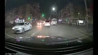 Пример видео ночью, китайского видеорегистратора на Mercedes GLC, C-klass в штатный плафон