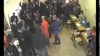 Навальный голосует с семьёй
