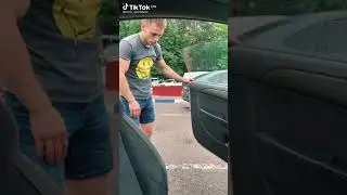 парень думал что скрипит дверь в машине 