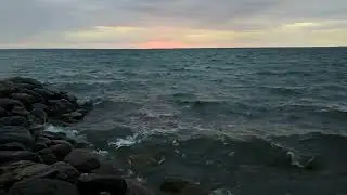Озеро волнуется, даже сердится