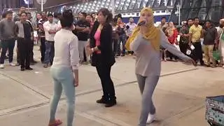 PERAWAN ATAU JANDA -  [VIRAL] Lara Feat  Retmelo Buskers👍 Mantap Bergoyang di bukit bintang. 🥺