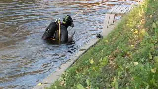 Водолаз работает на реке Карповке