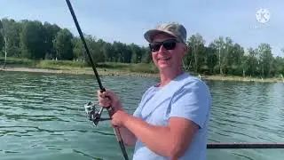 Дикий клев карпа. #карп  утащил дорогую удочку в воду.