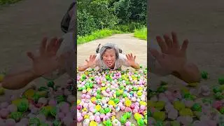 Fall !! sharing gummy f4ng with ants 🐜👁 #candy