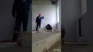 Процесс поклейки обоев