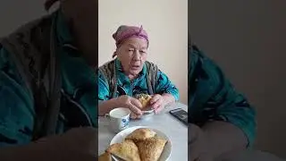 Пьем чай и кушаем самсу по восточному.