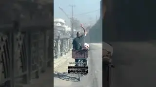 Un père palestinien emmène à vélo,  son enfant blessé, à l'hôpital pour y être soigné à Gaza.