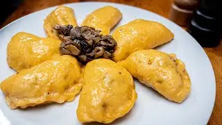 Вареники из сыра с луком и грибами на пару
