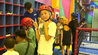 ДЕТИ ЛАЗАЮТ ПО ПАРКУ ПРИКЛЮЧЕНИЙ ❤️ CHILDREN CLIMB THE ADVENTURE PARK😁
