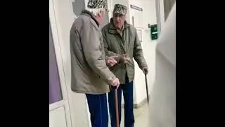 Дед увидел зеркало 😁 