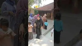 Rombongan ke makam syekh Maulana Malik Ibrahim Gresik