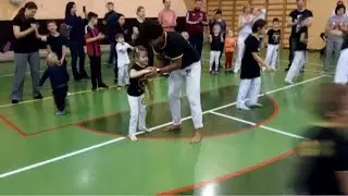 Елисей и Алиса участвуют в семейном семинаре по капоэйра