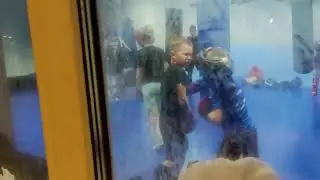 Сын (8,5 лет) на Тайском Боксе (Черный шлем, красные перчатки)