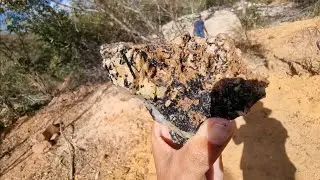 veja tem muitas pedras bonitas para colecionador no rejeito do garimpo