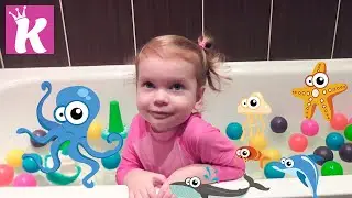 Купаемся в ванной с цветными шариками и игрушками и сюрпризами bath with colored balls and toys