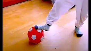 Как подкидывать футбольный мяч одной ногой
