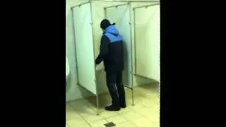 Турникмен в туалете