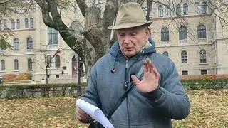 цветы на постаменте памятника, это мусор или борьба с памятниками по латвийски.