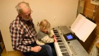 Mollie spelar keyboard