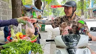 Monkey Kaka and Mit watch dad buy vegetables to sell on the street