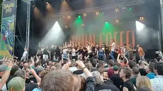John Coffey with public on stage @DauwpopHellendoorn  2023