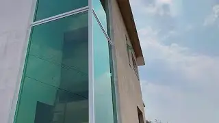 Iluminação natural de ambiente , com vidros verde e estrutura branca