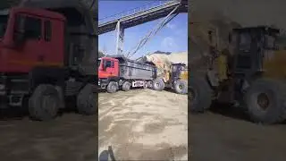 Погрузка ЩПС для строительства в центре Екатеринбурга