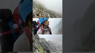 Скальный участок с элементами виа ферраты 🦅 Казбек 🏔️ #казбек #восхождение #скалолазание #спорт
