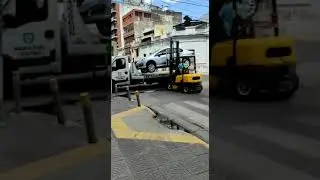Montacargas se lleva vehículo mal estacionado en Tucumán (2)