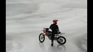 На шипах по льду на замерзшем море