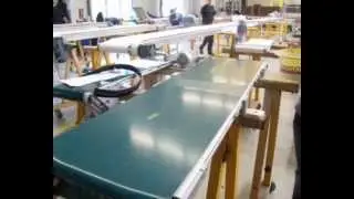 Testaufbau Förderband mit Abstreifer aus Gurtmaterial und Förderband mit Bürstenabstreifer