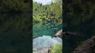 Ледяная вода горного озера