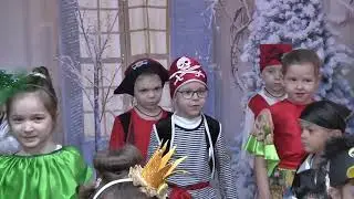 Діти співають та танцюють у дитячому садочку у новорічний ранок.