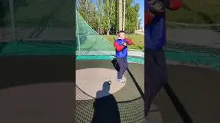 Саша Михайлов на разминке.
