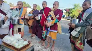 Bữa Khất Thực Dài Nhất  Hôm Nay Gia Đình Anh Therawat Tới Cúng Dường Cho Sư Minh Tuệ