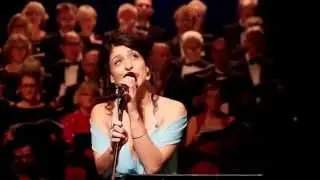 Mercedesz Csampai sjunger "En Kort En Lang"/ Lisa Nilsson